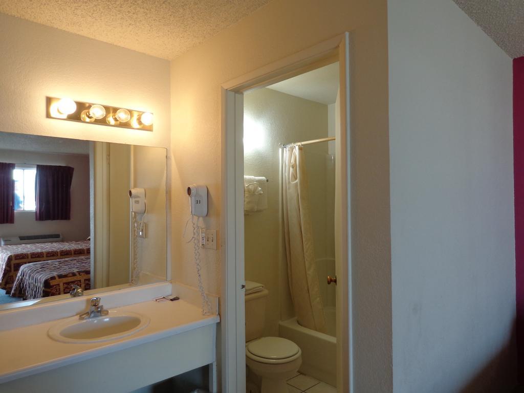 Knights Inn Phoenix At N Black Canyon Hwy מראה חיצוני תמונה